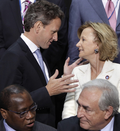 El secretario del Tesoro de EE UU, Timothy Geithner, la vicepresidenta Elena Salgado, el ministro nigeriano de Finanzas, Olusegun Aganga, y el director gerente del FMI, Dominique Strauss-Kahn, ayer en Washington.