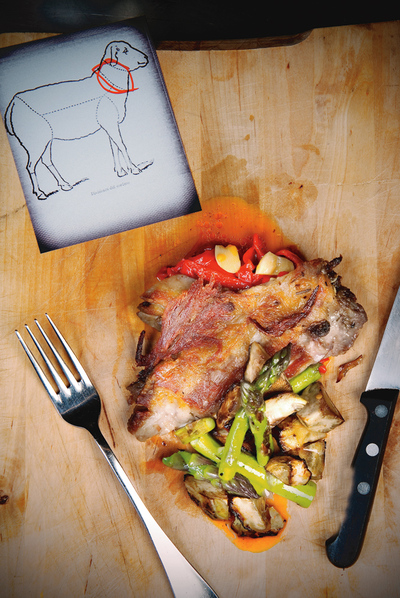 Receta de cuello de cordero confitado con salteado de verduras
