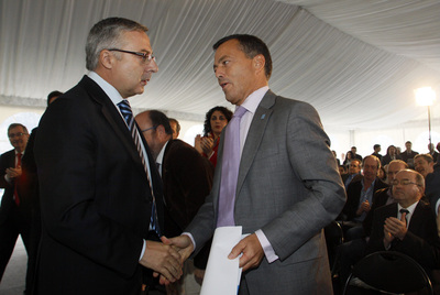 José Blanco y Agustín Hernández (a la derecha) se saludan con gesto serio en la inauguración de ayer.