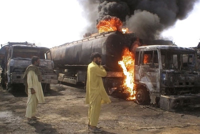 Camiones cisterna con combustible para la OTAN arden, ayer, en Sibi, al suroeste de Pakistán.