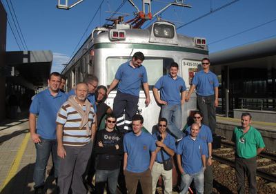 Miembros de la Asociación de Amigos del Ferrocarril de Madrid delante del tren  La Suiza , en Calatayud.