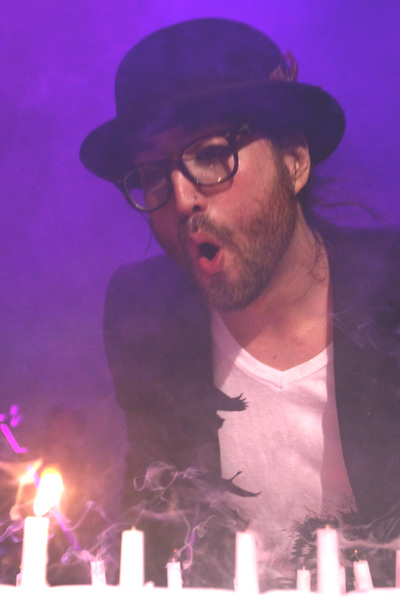Sean Lennon, hijo del legendario  beatle , sopla las velas por el que hubiera sido el 70º cumpleaños de su padre en un concierto homenaje celebrado el sábado en Reikiavik. Nueva York y Liverpool también conmemoraron el nacimiento de Lennon.