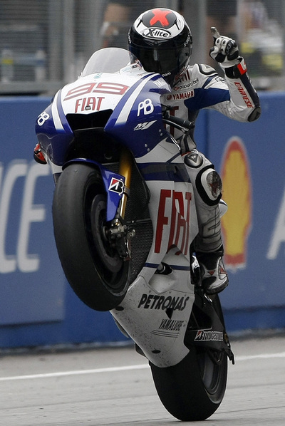 Jorge Lorenzo celebra con un  caballito  su victoria en el Mundial.