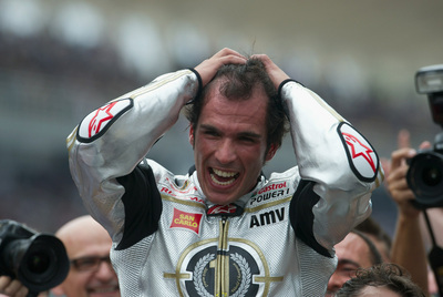 Toni Elías, exultante tras conquistar el título de Moto2.