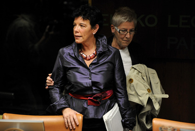 La consejera de Educación, Isabel Celaá (delante), con la directora de la Oficina de Atención a las Víctimas del Terrorismo, Maixabel Lasa, cuando el  Plan de Convivencia  se presentó en el Parlamento el pasado junio.