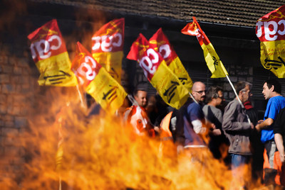 Trabajadores de la compañía estatal de ferrocarriles se manifiestan en Gevrey-Chambertin, en la región de Borgoña (centro de Francia).