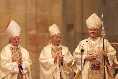 Mario Iceta (derecha) recibe el aplauso de su antecesor, Ricardo Blázquez (izquierda) y del nuncio, Renzo Fratini, tras tomar posesión.