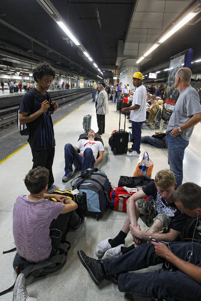 Pasajeros atrapados en la estación de Sants por la avería eléctrica la  madrugada del martes.