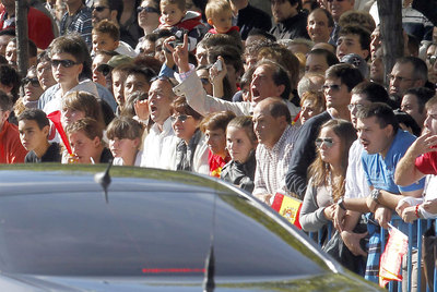Asistentes al desfile conmemorativo de la Fiesta Nacional en Madrid abuchean a José Luis Rodríguez Zapatero en la Castellana.
