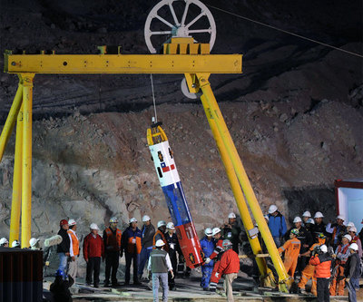 Trabajadores de los equipos de rescate preparan la cápsula Fénix, en la que ascenderán a la superficie los mineros atrapados.