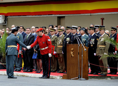 Un oficial de la Guardia Civil saluda a un mando de la Ertzaintza, durante la celebración ayer de la patrona del instituto armado en el cuartel de Sansomendi, en Vitoria.