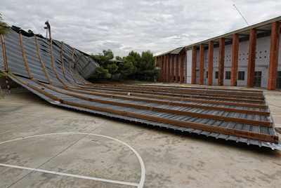 El techo voló cuando el instituto estaba vacío