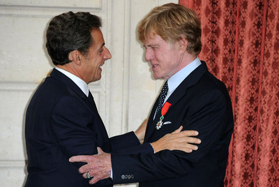Nicolas Sarkozy condecora a Robert Redford ayer en París.