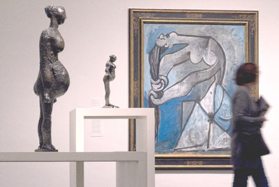 Picasso frente a Degas: a la derecha,  Desnudo peinándose  , del artista español, y a la izquierda su escultura   Mujer encinta.   En el medio, la   Mujer encinta   de Edgar Degas .