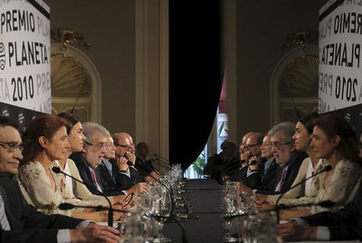 Carles Pujol, Ángeles Caso, Carmen Posadas, José Manuel Lara, Rosa Regàs y Pere Gimferrer, ayer en Barcelona.