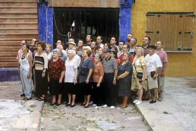 Vecinos del barrio marinero de El Cabanyal que se oponen al derribo de casas, retratados por Mira Bernabeu.