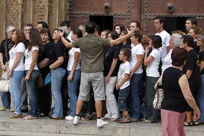Mira Bernabeu prepara a los familiares de las víctimas del accidente del metro para fotografiar al grupo.