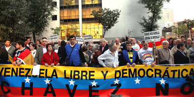 Cabecera de la manifestación frente a la Embajada venezolana en Madrid.