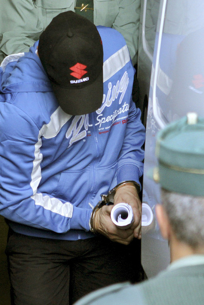 Jacobo Piñeiro, esposado, es conducido a prisión tras escuchar la sentencia.