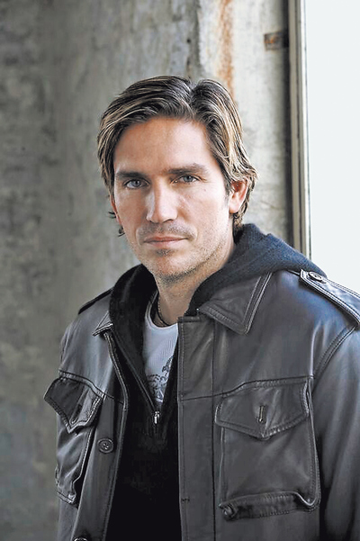  Por su físico, Jim Caviezel podría protagonizar comedias románticas. Pero no es esa la misión que le encomendó Dios. 