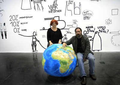 Dan y Lia Perjovschi, junto a sus obras en el Espai d'Art Contemporani de Castelló.