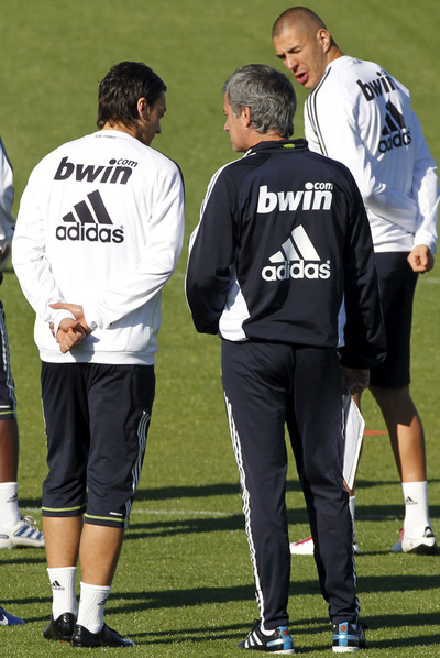 José Mourinho charla con Özil en presencia de Benzema.