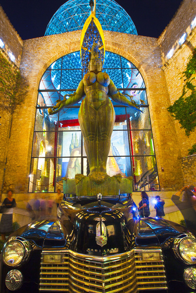  Cadillac plujós,  una de las obras del artista catalán en el Teatre-Museu Dalí de Figueres.