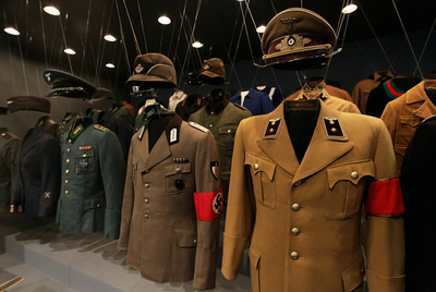 Uniformes del Führer, expuestos en:  Hitler, la nación alemana y el crimen,  exposición inaugurada en Berlín el 15 de octubre de 2010.