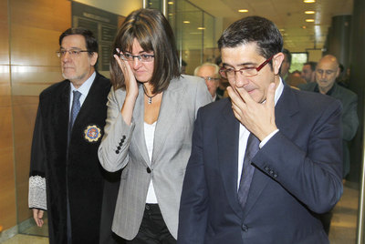 La consejera Idoia Mendia, visiblemente afectada, ayer en la sede del Tribunal Superior, donde se instaló la capilla ardiente de su viceconsejero José Manuel Fínez. Junto a la titular de Justicia, el  lehendakari,  Patxi López (derecha), y el presidente del Superior, Juan Luis Ibarra.