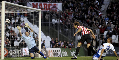 Llorente bate a Doblas en el cabezazo que supuso el segundo gol del Athletic.