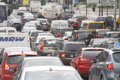 El transporte es el segundo sector que más emisiones contaminantes produce, tras el energético. En la imagen, un atasco en Bilbao.