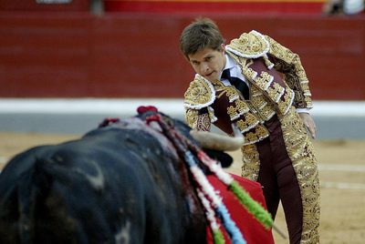 El Juli, ayer, en la faena con su primer toro.