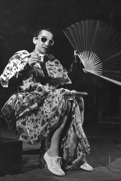 El escritor Copi, uno de los autores estudiados en el ensayo, en la obra  Loretta Strong .