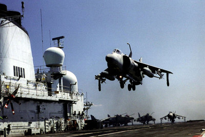 Un avión Sea Harrier aterriza sobre la cubierta del portaviones británico  Invincible,  en el mar Adriático.