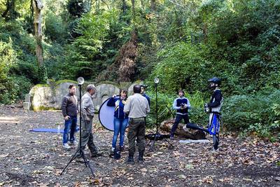 Momento en el que los guardabosques del nuevo parque natural de Collserola interrumpen una sesión de fotos.