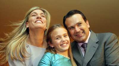 La nueva fallera mayor infantil, Carmen Monzonís, con sus padres.