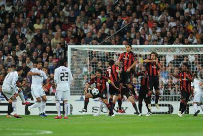 Cristiano lanza la falta que supuso el primer gol del Madrid al superar la barrera gracias al salto de Ibrahimovic.