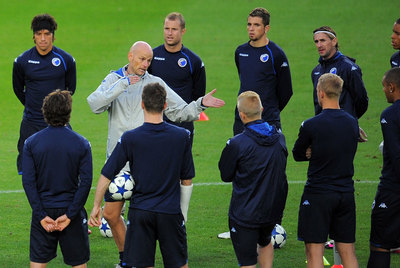 Stale Solbakken, anoche dando instrucciones a sus jugadores.