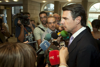 José Manuel Soria, rodeado de periodistas a su llegada ayer al Parlamento canario.