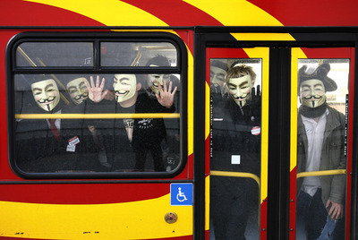 Manifestantes de Anonymous protestan contra la Iglesia de la Cienciología en Londres en 2008.