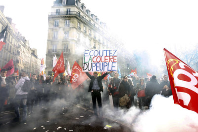 Un manifestante sostiene una pancarta en la que se lee la frase 