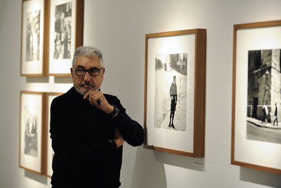 El fotógrafo César Lucas, ayer ante varias de sus obras recogidas en la retrospectiva que muestra Periscopio en Vitoria.