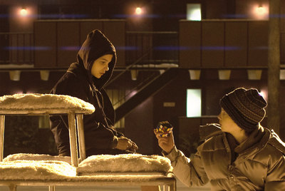 Chloë Grace Moretz (izquierda) y Kodi Smit-McPhee, en un fotograma de  Déjame entrar. 