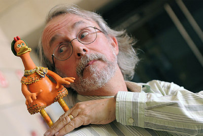 El director Peter Lord, ayer en el IVAM con un muñeco de  Ginger , protagonista de  Chicken run .