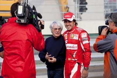 Fernando Alonso y Bernie Ecclestone, el patrón de la fórmula 1, ayer en el circuito de Yeongam.