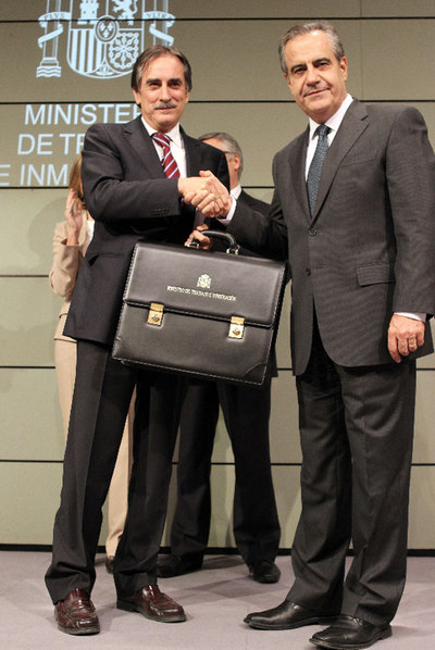 Gómez recibe de Corbacho la cartera de Trabajo.