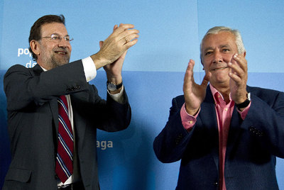 Mariano Rajoy y Javier Arenas, durante el mitin en Rincón de la Victoria (Málaga).