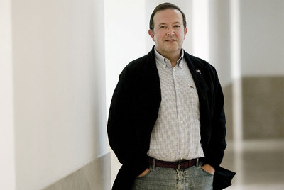 Luís Álvarez Pousa, a carón do seu despacho na Facultade de Ciencias da Comunicación.