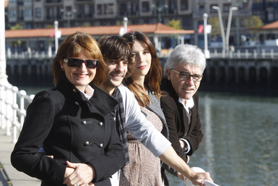 De izquierda a derecha, Itziar Lazkano, Mikel Rueda, Barbara Goenaga y el productor de   Estrellas que alcanzar,   Eduardo Barinaga, ayer en Bilbao.