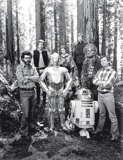  Foto de familia de  El retorno del Jedi  (1983). Junto a los protagonistas, su productor, George Lucas (izquierda), y el director, Richard Marquand. 